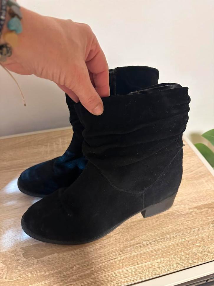 Mooie suede gevoerde laarsjes Aldo, Kleding | Dames, Schoenen, Zo goed als nieuw, Zwart, Ophalen of Verzenden