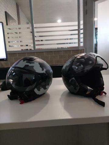 2x motorhelmen  koopje  disponible aux enchères