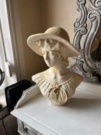 Statue, buste de femme avec chapeau entièrement en plâtre