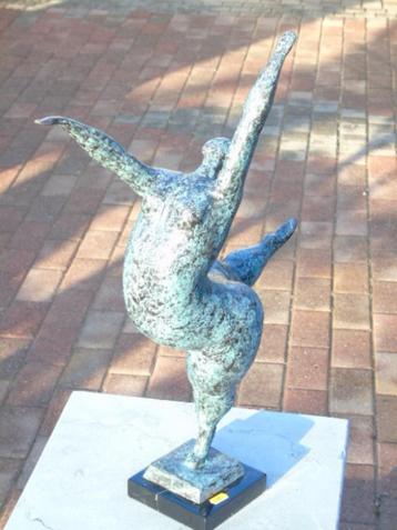 standbeeld van een dikke vrouw in brons gesigneerd, W.L. beschikbaar voor biedingen