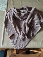 Coco omslagdoek/sjaal licht taupe Knit Factory - NIEUW, Kleding | Dames, Mutsen, Sjaals en Handschoenen, Nieuw, Ophalen of Verzenden