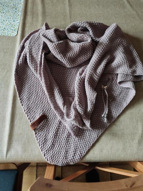Coco omslagdoek/sjaal licht taupe Knit Factory - NIEUW, Vêtements | Femmes, Bonnets, Écharpes & Gants, Neuf, Écharpe, Enlèvement ou Envoi