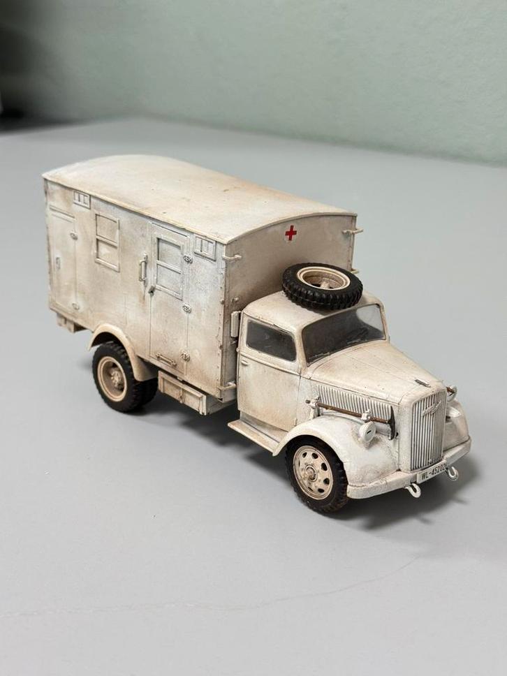 1:32 1/32 Kfz.305 Opel Blitz ambulance WII 2e wereld oorlog, Hobby en Vrije tijd, Modelauto's | 1:32, Zo goed als nieuw, Auto