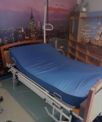 Elektrisch medisch bed + matras (montage/levering)  beschikbaar voor biedingen