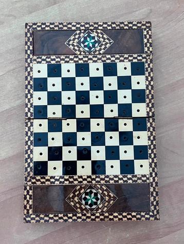 Schaakspel in houten kistje beschikbaar voor biedingen