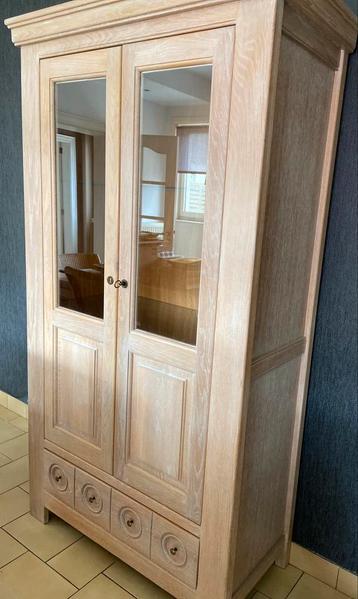 Vitrine kast met verlichting beschikbaar voor biedingen