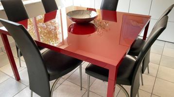 Eettafel stalen onderstel en rood glazen blad beschikbaar voor biedingen
