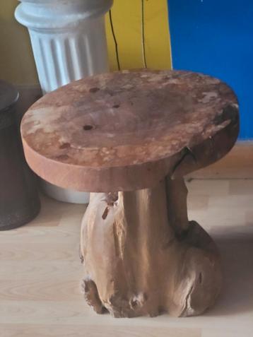 Table d'appoint Mushroom en teck entièrement en bois  disponible aux enchères