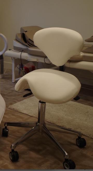 Zadelkruk met rugleuning voor bij massage/pedicure/esthetiek beschikbaar voor biedingen
