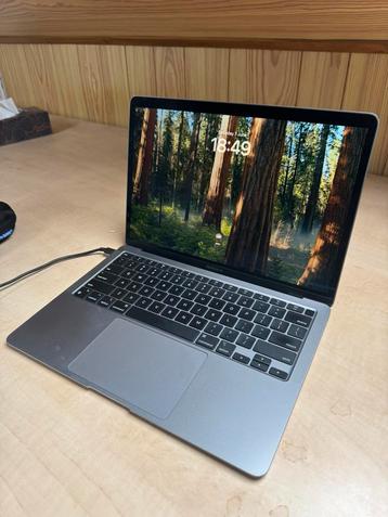 Macbook air 2020 M1 8gb ram. 256gb beschikbaar voor biedingen
