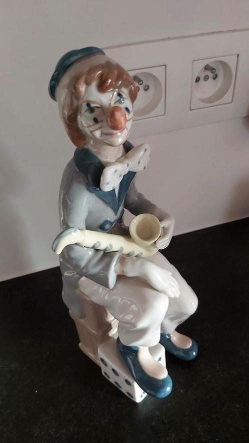 clown met saxofoon, op dobbelsteen, Spaans porselein, Antiek en Kunst, Kunst | Beelden en Houtsnijwerken, Ophalen of Verzenden