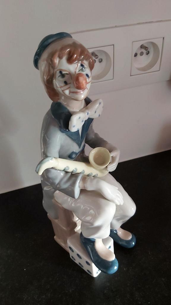 clown met saxofoon, op dobbelsteen, Spaans porselein, Antiek en Kunst, Kunst | Beelden en Houtsnijwerken, Ophalen of Verzenden