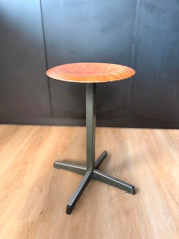 Bureaukrukje beschikbaar voor biedingen