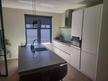 Moderne greeploze mat witte eilandkeuken -Direct beschikbaar, Enlèvement ou Envoi, Composite, Sans poignée, Comme neuf