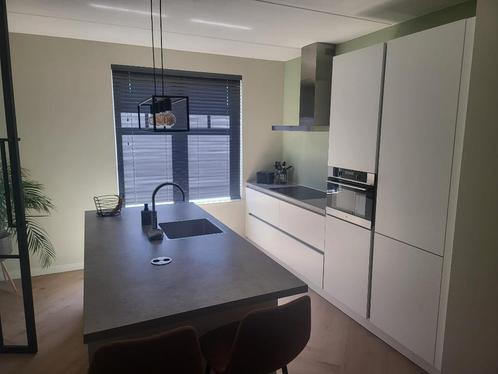 Moderne greeploze mat witte eilandkeuken -Direct beschikbaar, Huis en Inrichting, Keuken | Complete keukens, Zo goed als nieuw