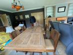 Stevige houten tafel met 6 stoelen