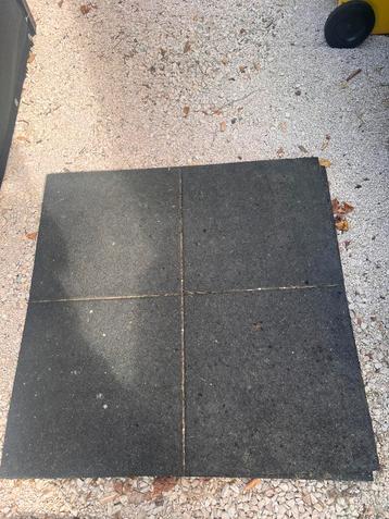 12 dikke rubberen tegels/matten van 1m x 1m beschikbaar voor biedingen