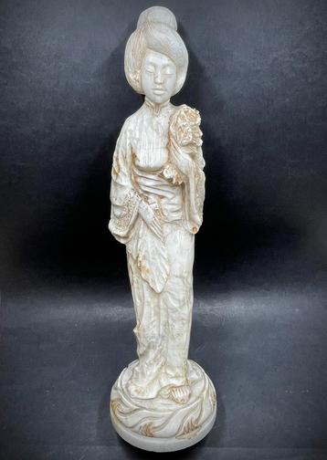 Groot Aziatisch beeld van handgesneden albast 50 cm beschikbaar voor biedingen