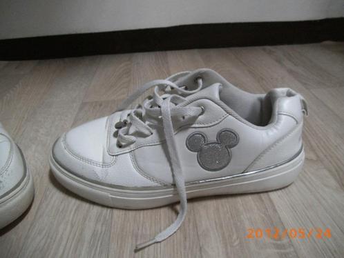 Chaussure Mickey a vendre, Kleding | Dames, Schoenen, Gedragen, Sneakers, Wit, Ophalen