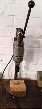 Vintage electrische boormachine in boorstandaard, Ophalen, Boormachine