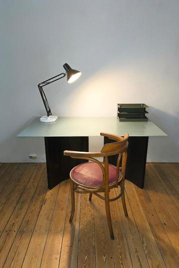 Glazen tafel met paar metalen design poten beschikbaar voor biedingen