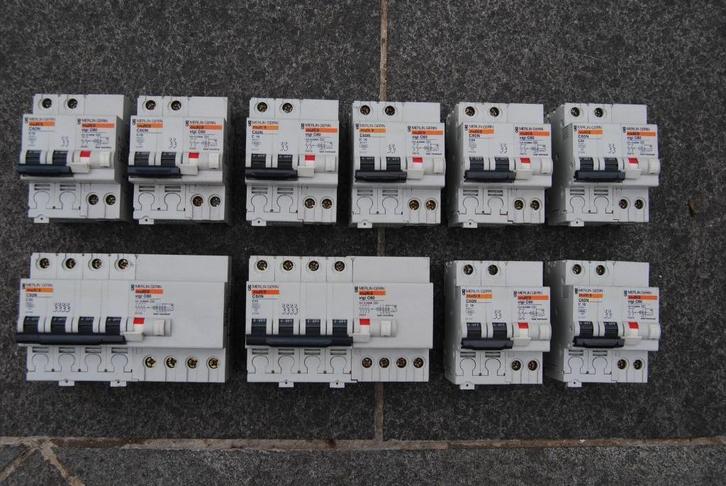 10 Vigi ’s Merlin Gerin. 2 - 4polig. Differentieel automaat, Doe-het-zelf en Bouw, Elektriciteit en Kabels, Gebruikt, Ophalen of Verzenden