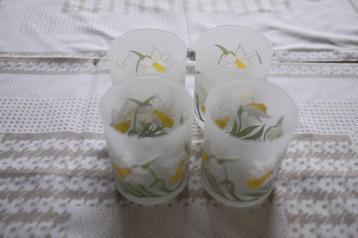 Quatre verres vintages courbures et fleurs tendres