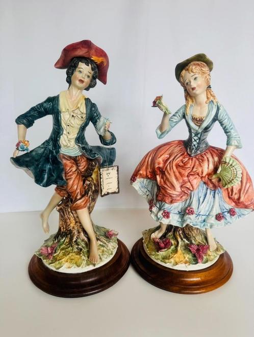 Paar grote porseleinen beeldjes in Capodimonte-stijl, Italië, Antiquités & Art, Antiquités | Porcelaine, Enlèvement ou Envoi