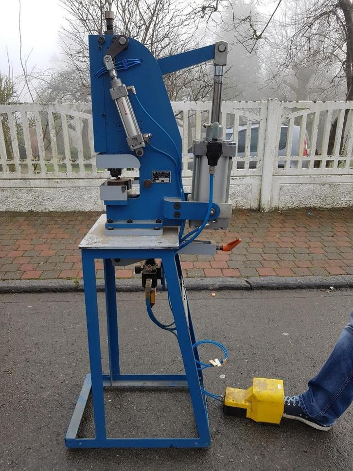 USINE UNION M929CDS pneumatische oogpers, Zakelijke goederen, Machines en Bouw | Overig, Ophalen