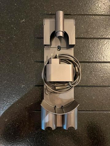 Muuroplaadstation + oplader Dyson beschikbaar voor biedingen