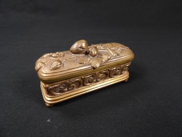 Rijk gedecoreerd bronzen kistje uit brons beschikbaar voor biedingen