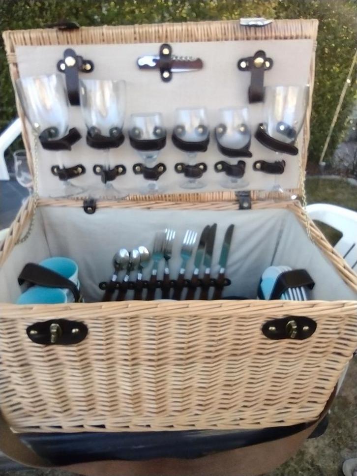 Picknickmand met glazen, bestek, borden, koelzak, flesopener, Hobby en Vrije tijd, Picknickmanden, Zo goed als nieuw, Ophalen