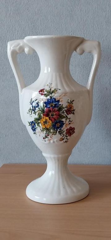 Witte vaas van aardewerk met bloemenmotief beschikbaar voor biedingen