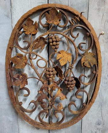 Groot smeedwerk ornament van wijnrank druiven met bladeren