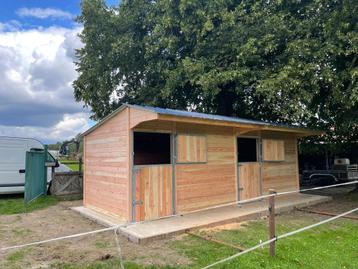 Twee Paardenstallen in massief Douglashout beschikbaar voor biedingen