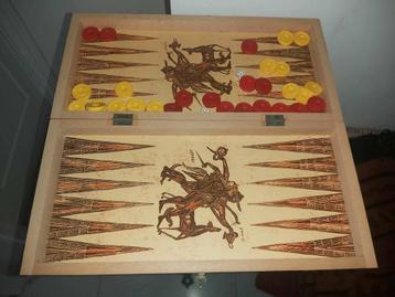Houten handgemaakte backgammon bord en figuren beschikbaar voor biedingen