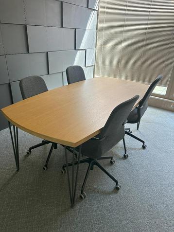 Tafel met 6 stoelen beschikbaar voor biedingen
