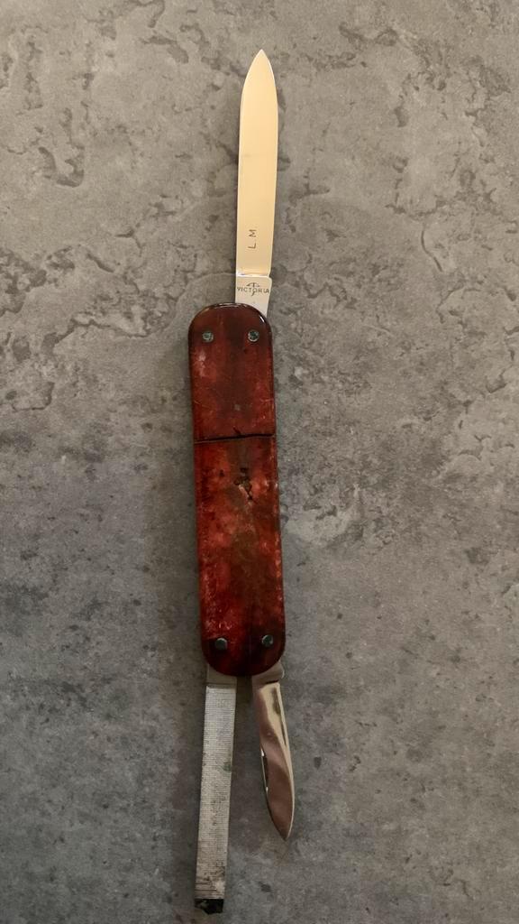 Ancien couteau de poche Victorinox “Victoria” – L.M, Caravanes & Camping, Outils de camping, Utilisé, Enlèvement ou Envoi