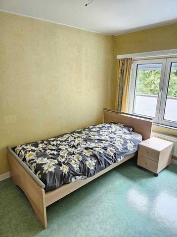 Kwalitatief bed en nachtkastje  beschikbaar voor biedingen