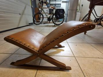 Vintage voetbankje – hout en leder met siernagels beschikbaar voor biedingen