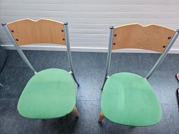 Vintage stoelen beschikbaar voor biedingen