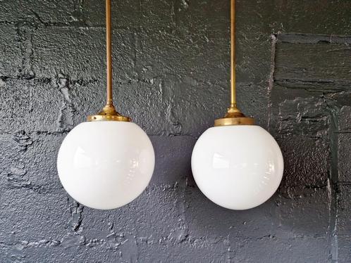 Duo van grote Art Deco-hangers in messing en opaline, Antiek en Kunst, Antiek | Verlichting, Ophalen of Verzenden