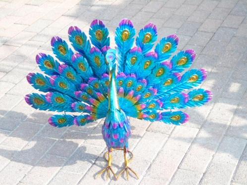 Een pauw met open veren in smeedijzer van kleur., Tuin en Terras, Tuinbeelden, Nieuw, Dierenbeeld, Metaal, Ophalen