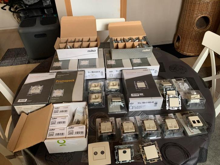 Niko lot schakelmateriaal , stopcontacten en afdekplaatjes, Doe-het-zelf en Bouw, Elektriciteit en Kabels, Nieuw, Ophalen