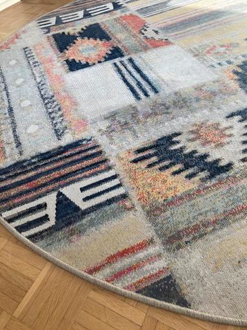 Rond meerkleurig tapijt ⌀200cm beschikbaar voor biedingen