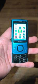 Nokia 6700s bleu + chargeur, Telecommunicatie, Gebruikt, Schuifmodel, Blauw, Fysiek toetsenbord