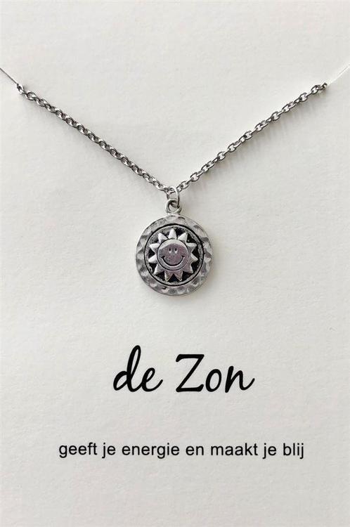 De Zon verzilverd hangertje aan ketting, op cadeaukaartje, Handtassen en Accessoires, Kettingen, Nieuw, Zilver, Met hanger, Verstelbaar