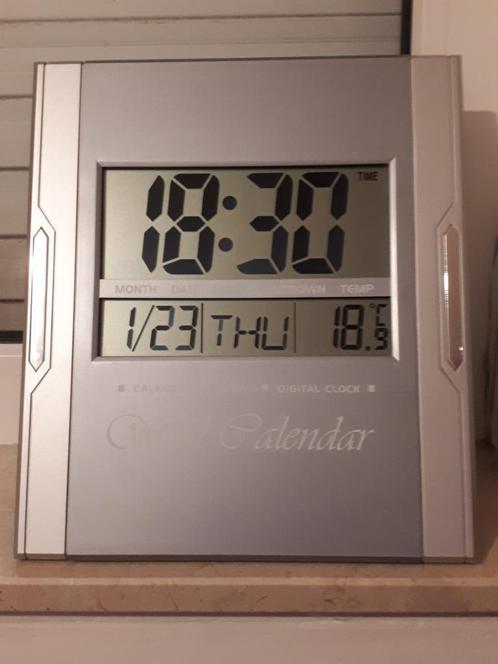 Digitale klok/kalender, Huis en Inrichting, Woonaccessoires | Klokken, Gebruikt, Wekker of Tafelklok, Digitaal, Ophalen of Verzenden