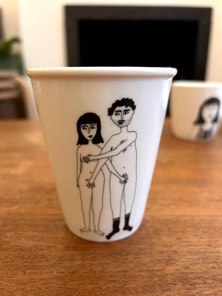 Beker porselein illustratie helen b - Naked Couple, Huis en Inrichting, Keuken | Servies, Zo goed als nieuw, Kop(pen) en/of Schotel(s)