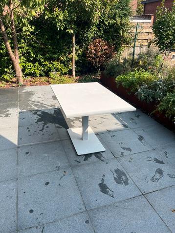 Witte tuintafel beschikbaar voor biedingen